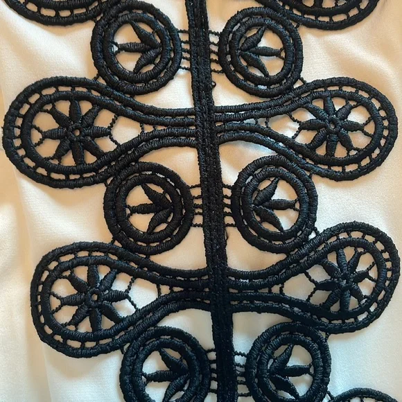 Chico’s Swirled Lace Flutter-Sleeve Top Size 4 - Picture 3 of 10